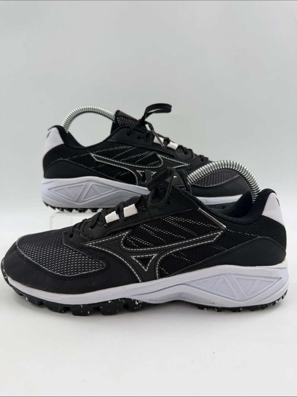 Mizuno Women's Dominant All Surface Low Turf Athletic Shoe Size 8.0